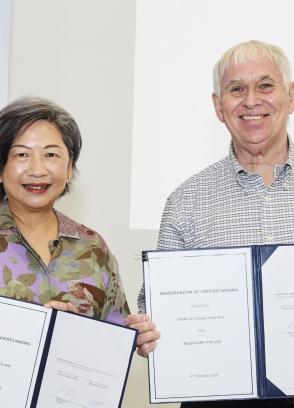 1-ms-tham-and-prof-dixon-with-the-signed-mou