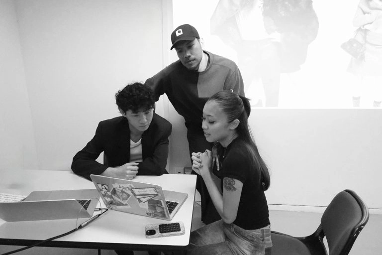 Students consult Fashion Director Jeffrey Yan, and LASALLE’s fashion lecturer Rohaizatul Azhar on their concepts.